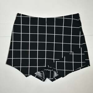 Women’s Black and White Windowpane Plaid Skort Size Medium